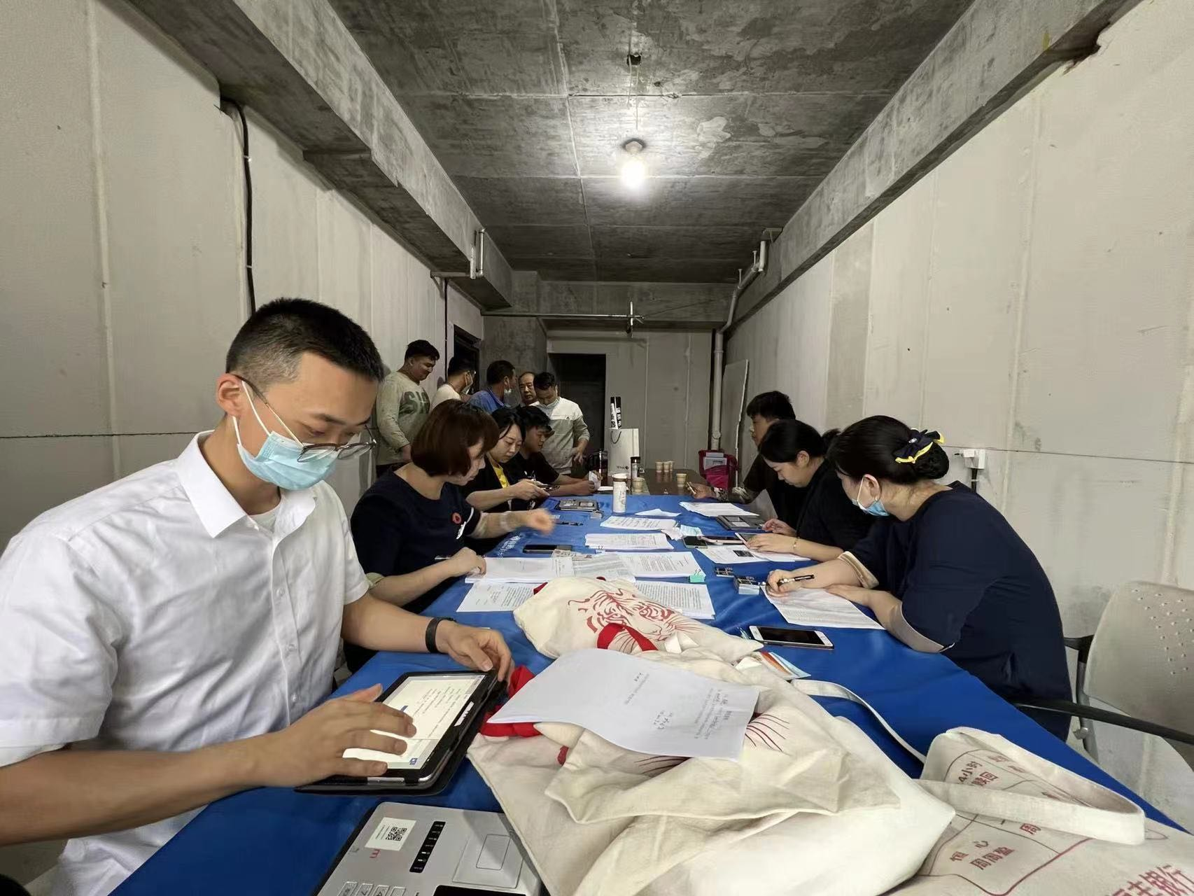 银行“柜台”进工地 恒丰服务显温情