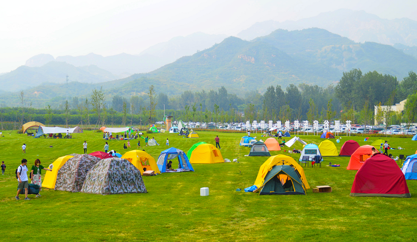 花溪谷树桥公园草坪的各色帐篷