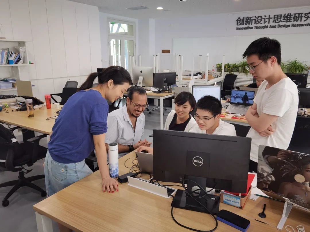 带领学生与西安交通大学博士留学生讨论科研项目