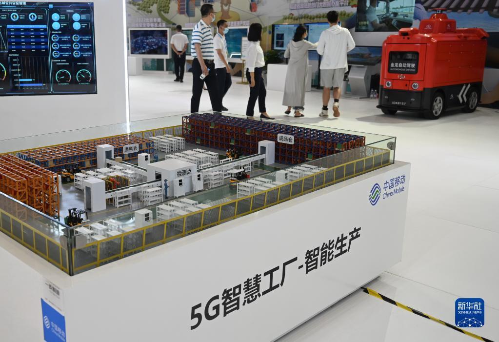 在第五届数字中国建设成果展览会上展出的5G智慧工厂-智能生产规划方案沙盘（7月22日摄） 新华社记者 林善传 摄