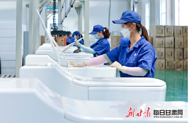 工人们正紧张忙碌地装配无水生物智慧马桶