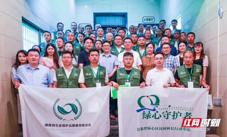 现场志愿者代表与“民间林长”合影。