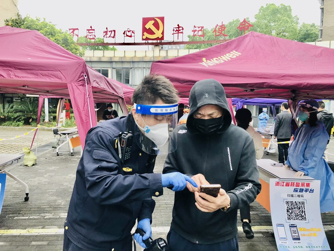 八一，“城管蓝”晒出了自己的军装照