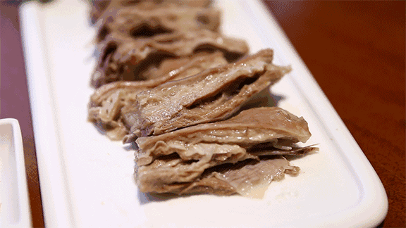 冰镇后的手抓羊肉,更带劲。图 / 网络