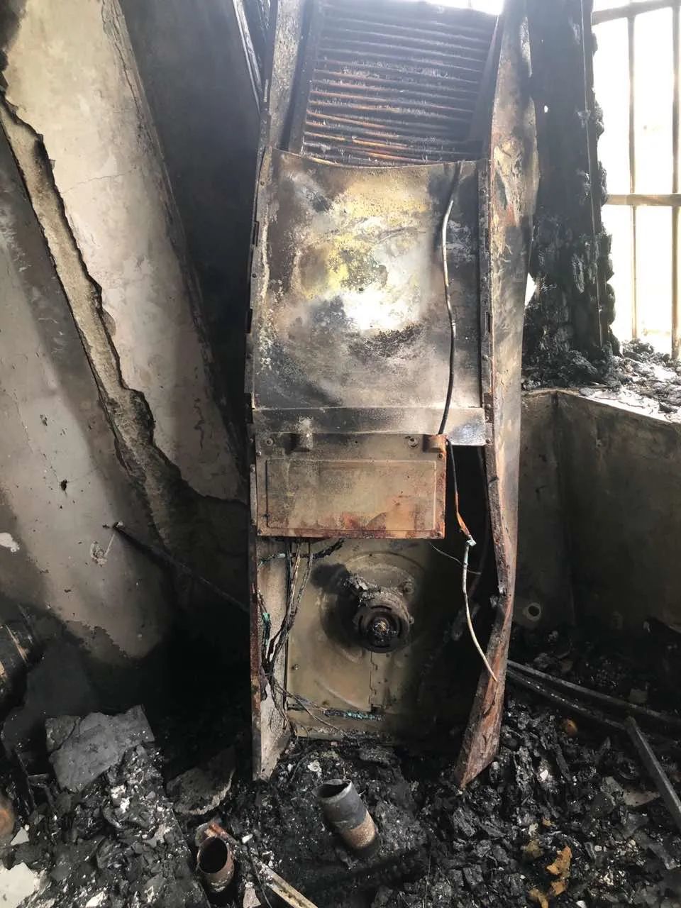 空调突然起火家中几近烧光咋回事