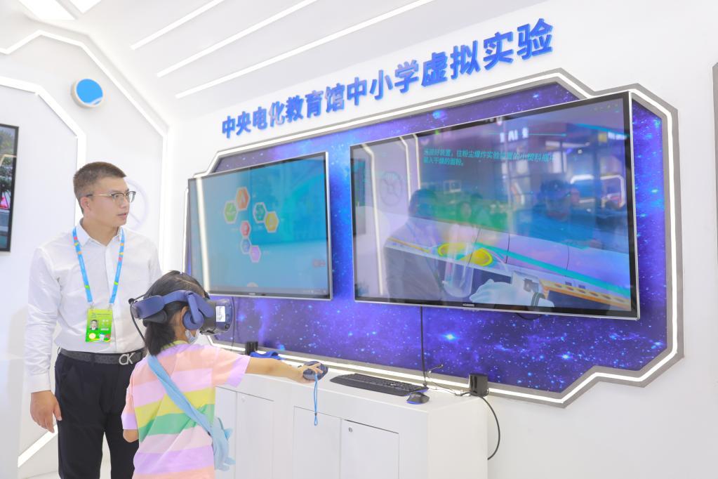 图为第五届数字中国建设峰会期间，小观众在现场体验“虚拟实验”。（受访者供图）