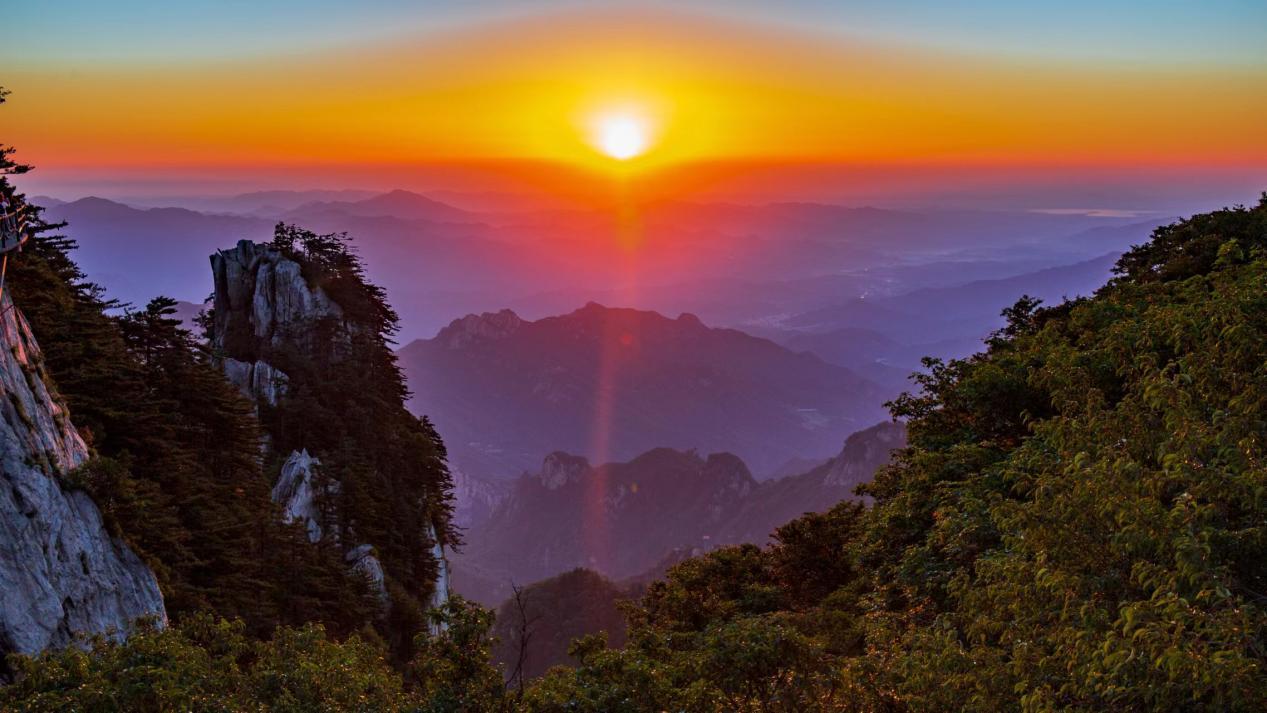 河南鲁山日出尧山云海翻滚