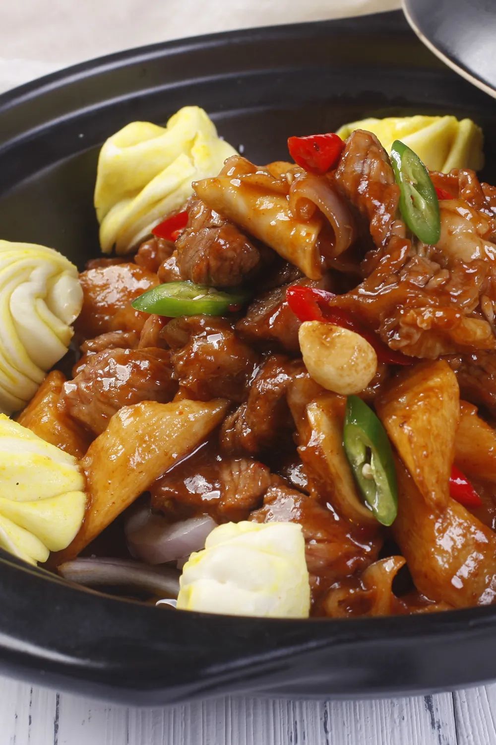 羊肉垫卷子,碳水与肉的协奏曲。图 / 图虫·创意 摄影 / 朱晓东931