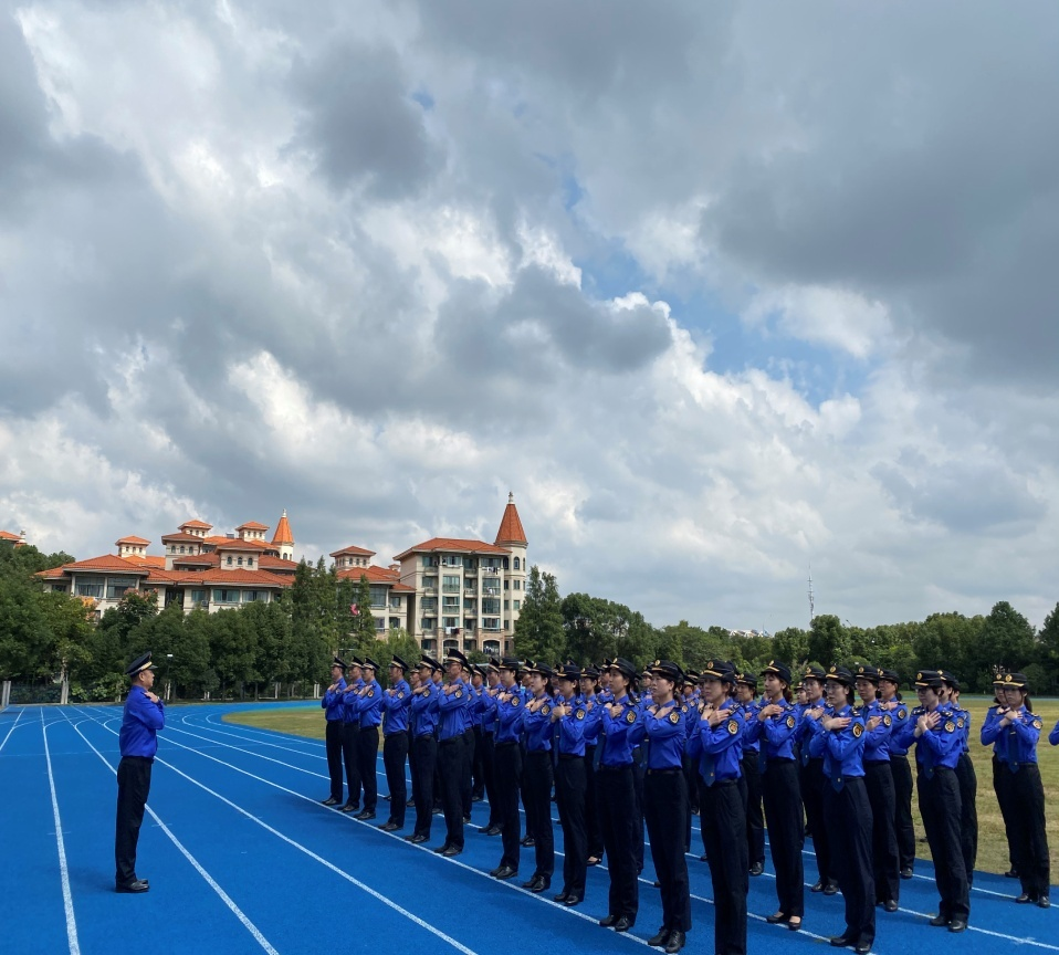 八一，“城管蓝”晒出了自己的军装照