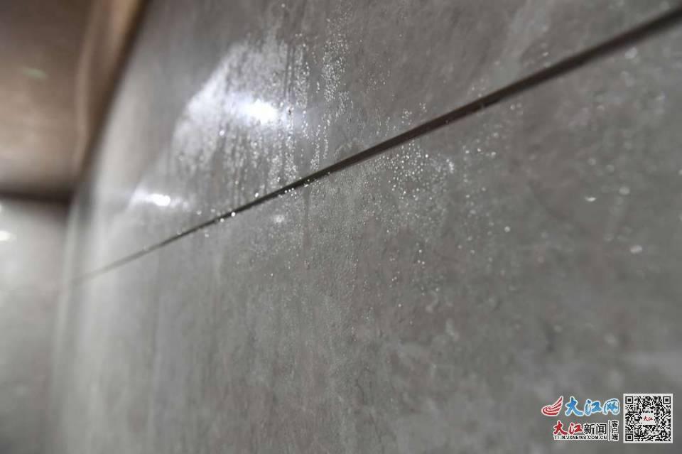 墙面上肉眼可见地挂满水珠