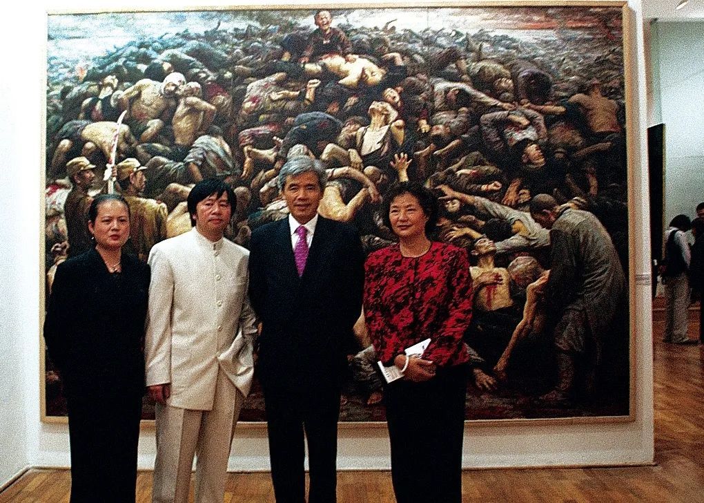 2005年，中国驻秘鲁大使殷恒民夫妇在首都利马参观《南京大屠杀》