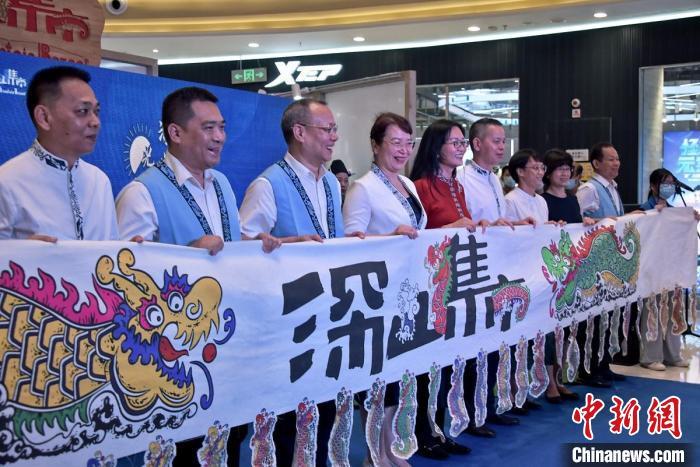 “深山集市&middot;光耀东方”非遗文创产品展现场 依文供图