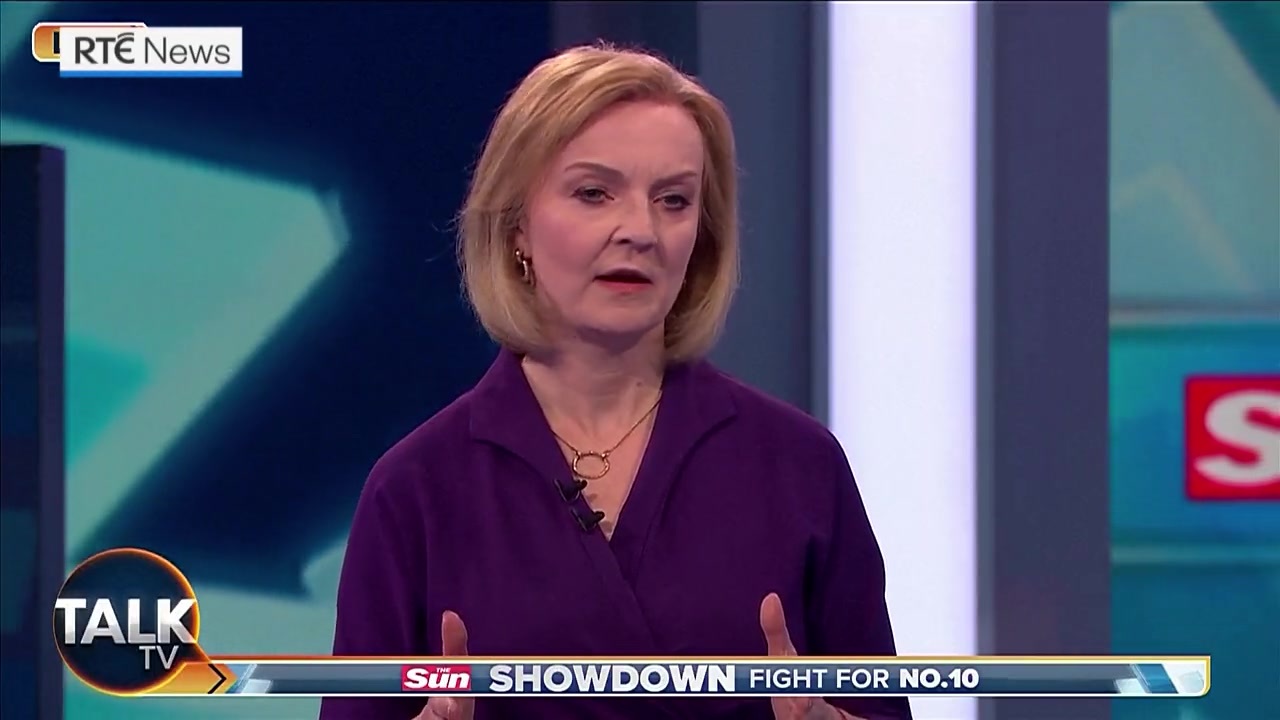 辩论现场主持人突然晕倒在地 英外交大臣吓得花容失色