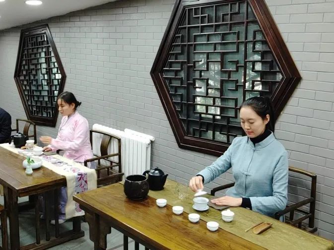 享受美食、学习茶艺的龚老师
