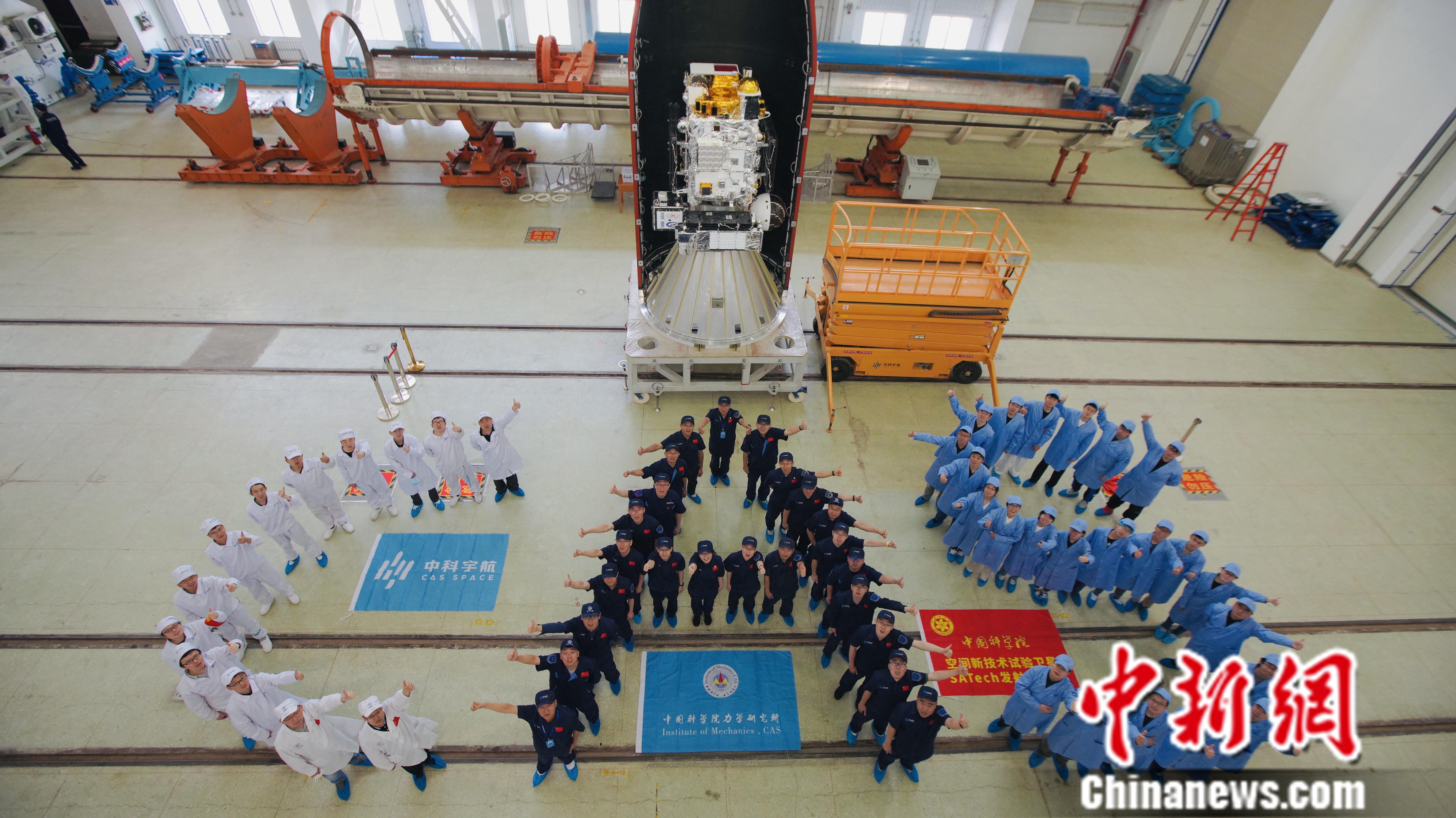 在完成整流罩合罩前，中科院“力箭一号”首飞工程运载试验队和卫星试验队合影留念。　中国科学院 供图