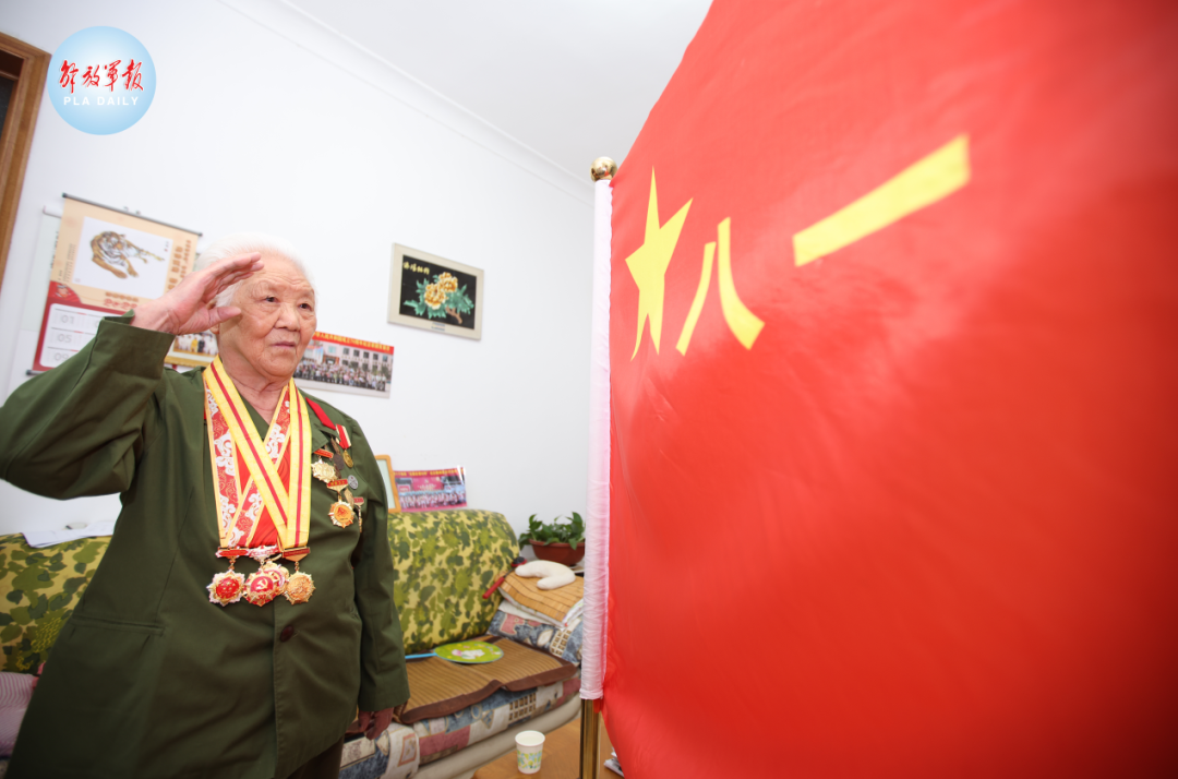 孙玉梅：1930年11月出生，1945年6月入伍，1948年3月加入中国共产党。