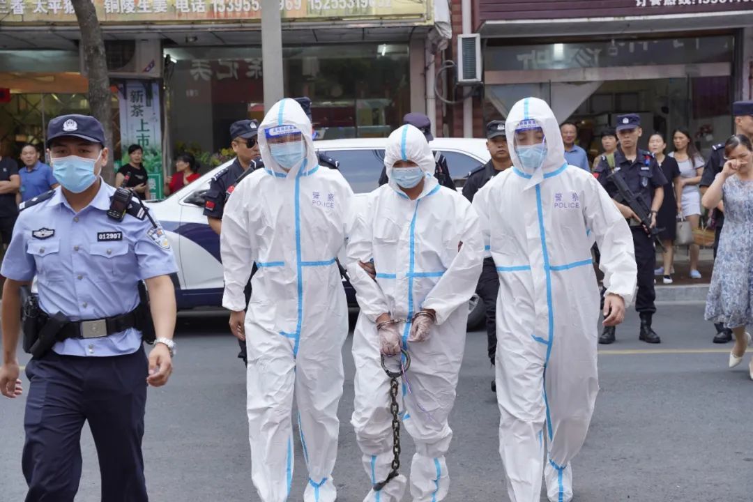 安徽南陵警方押解419专案涉恶犯罪嫌疑人公开辨认现场