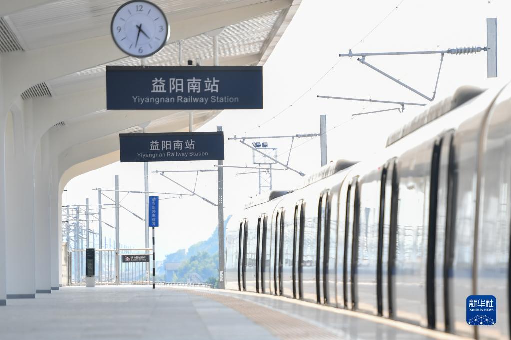 7月26日，试运行列车停靠在湖南省益阳市赫山区的益阳南站。新华社记者 陈泽国 摄