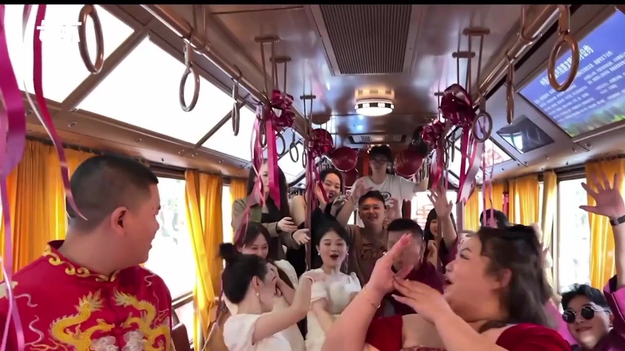 贵州一对新人选公交车作为婚车：觉得更有纪念价值