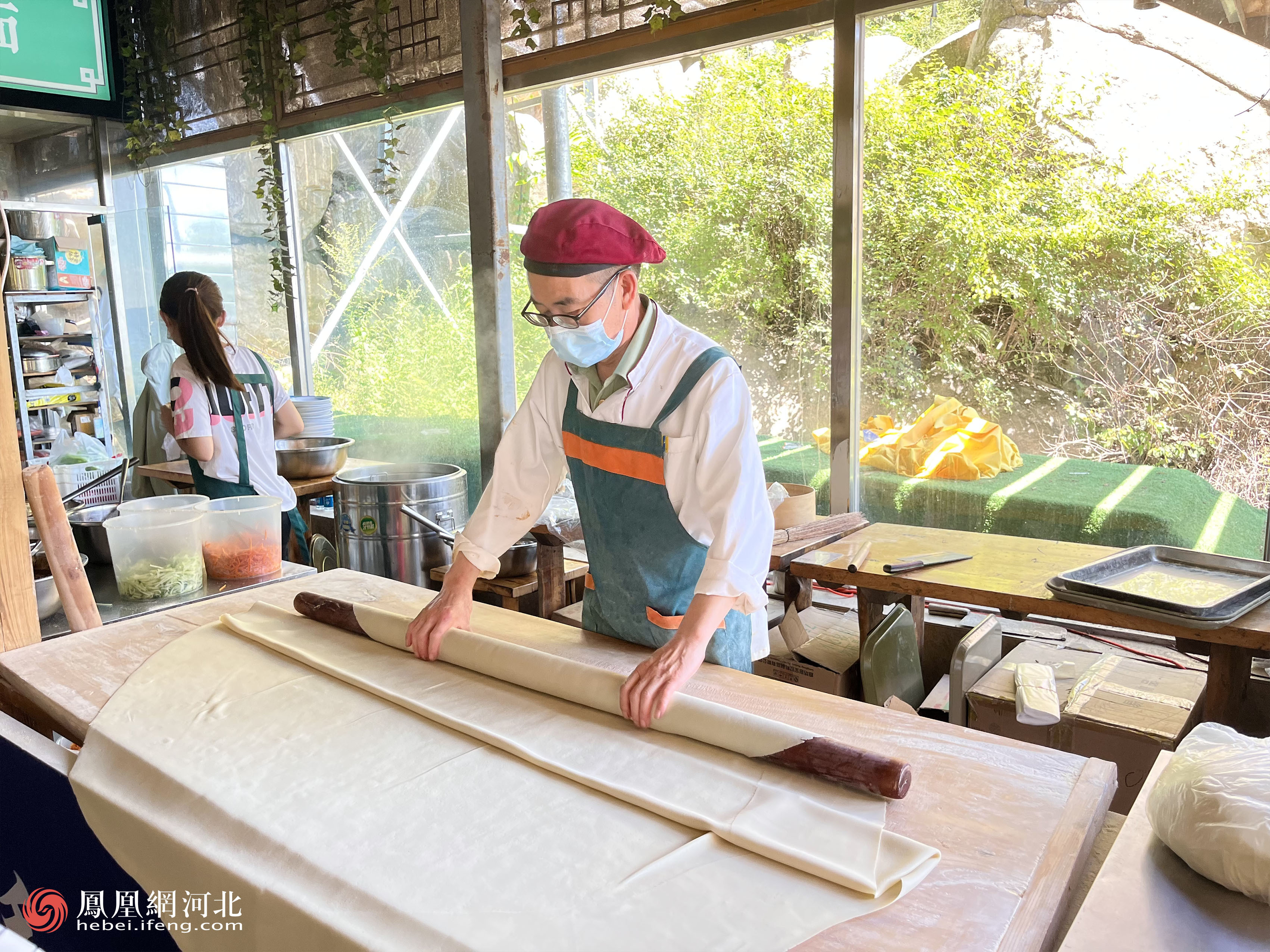 面馆里的师傅正在擀面