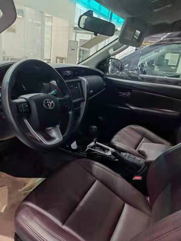 2020款丰田穿越者2700采用了触摸式液晶屏,仪表盘和中控面板呈十字