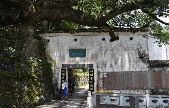 进入村落的严台村口门楼