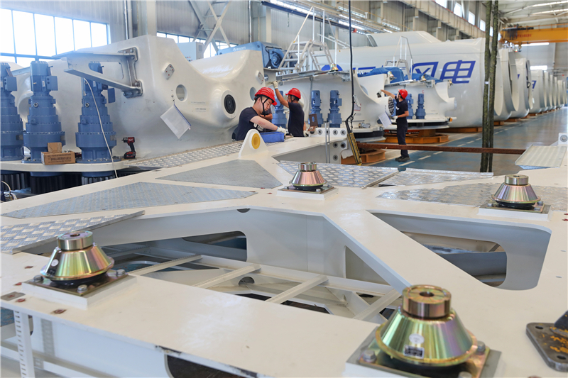 7月25日,工人在张北县一家风电设备公司车间工作.