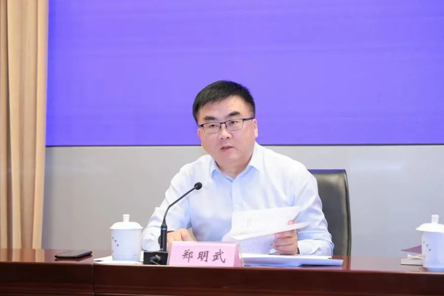 主持人:省委宣传部副部长,省政府新闻办主任 郑明武(许梦宇 摄)