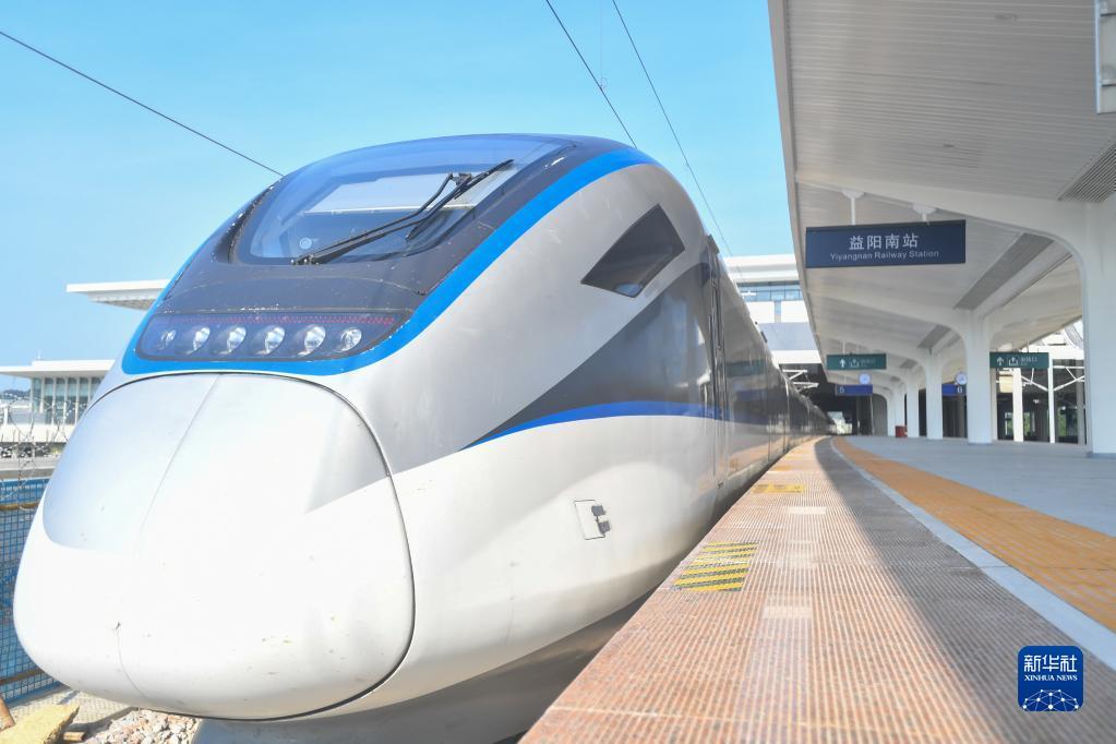7月26日，试运行列车准备从湖南省益阳市赫山区的益阳南站开往长沙。新华社记者 陈泽国 摄
