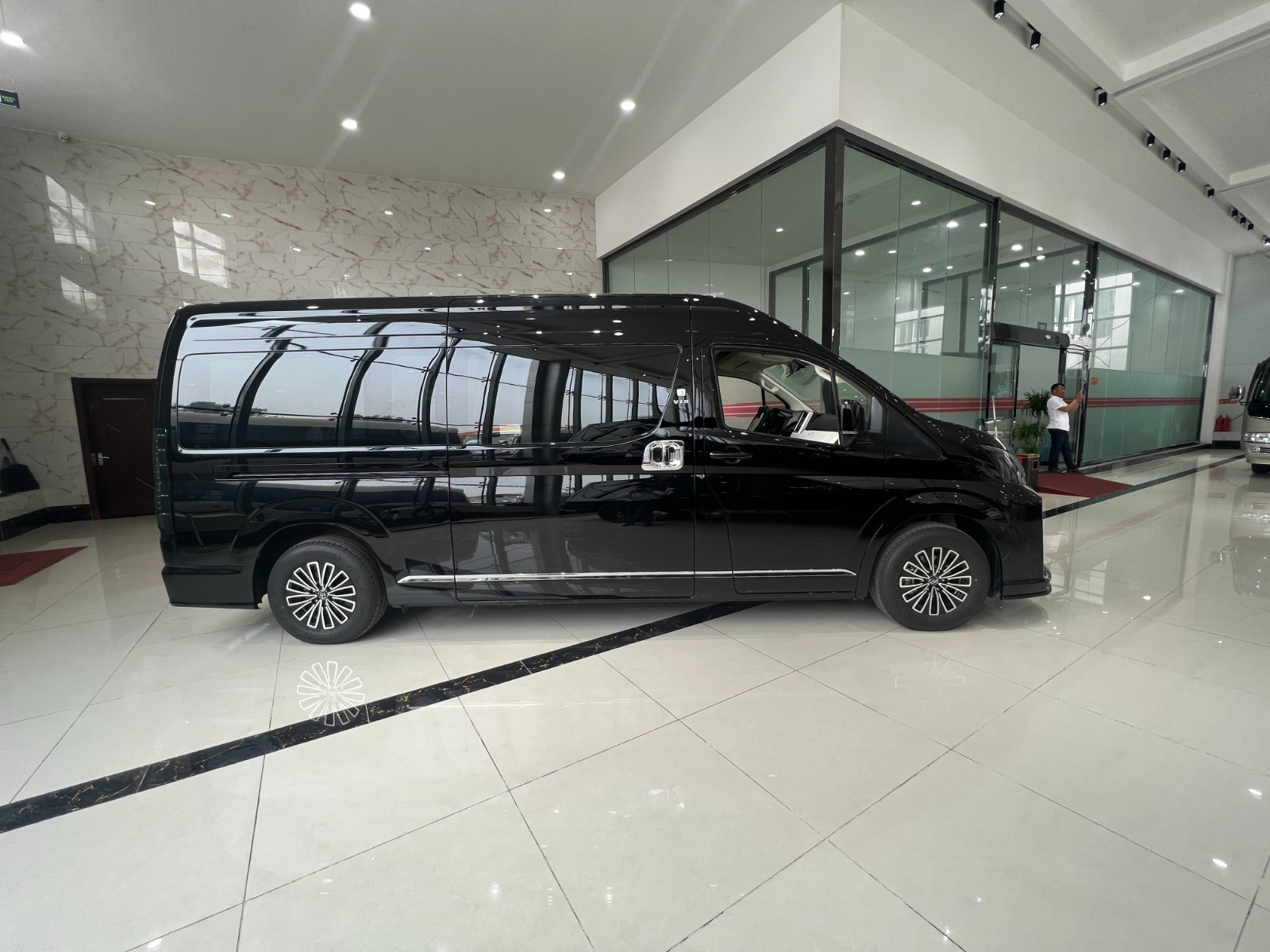 丰田海狮进口七座版商务车高顶现车价格