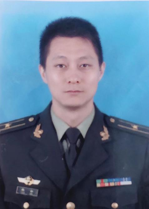 八一，“城管蓝”晒出了自己的军装照