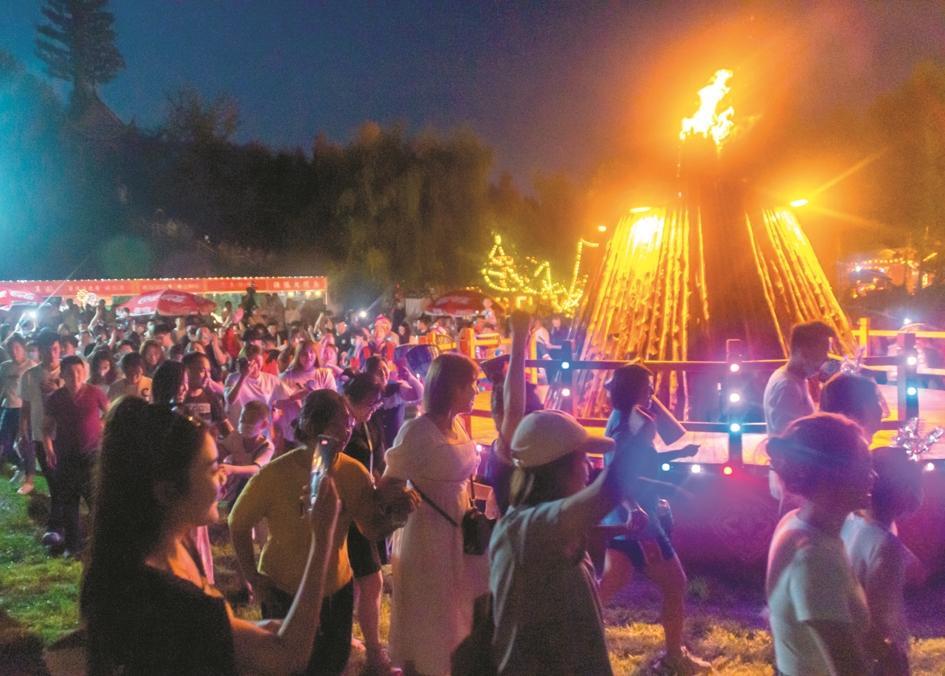 长春市朝阳区莲花岛景区的篝火晚会非常受欢迎，游客们围着篝火载歌载舞，好不热闹。