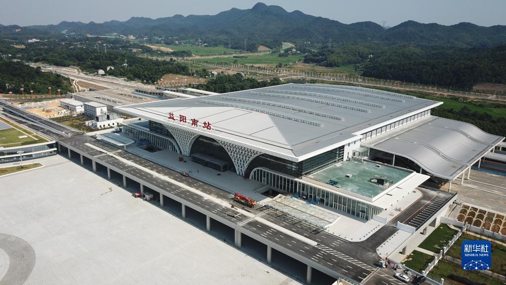 这是在湖南省益阳市赫山区拍摄的益阳南站外景（7月26日摄，无人机照片）。新华社记者 陈泽国 摄