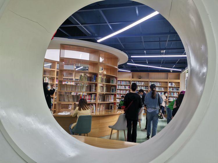 2022年4月23日,淄博人民公园城市书房里,读者在做好疫情防控的前提