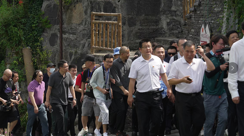 ▲ 7月30日，作家们在十八洞村参观。