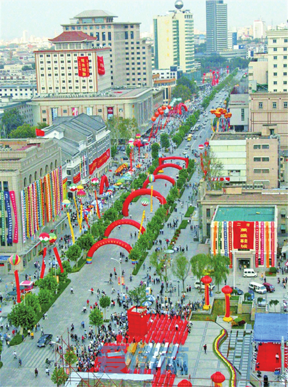 2002年泉城路开街，首次举办文艺表演活动。