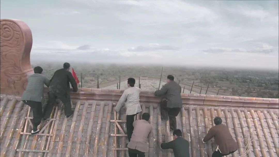 古建工人爬到故宫城门楼子上，俯瞰北京城，出自电视剧《全家福》。
