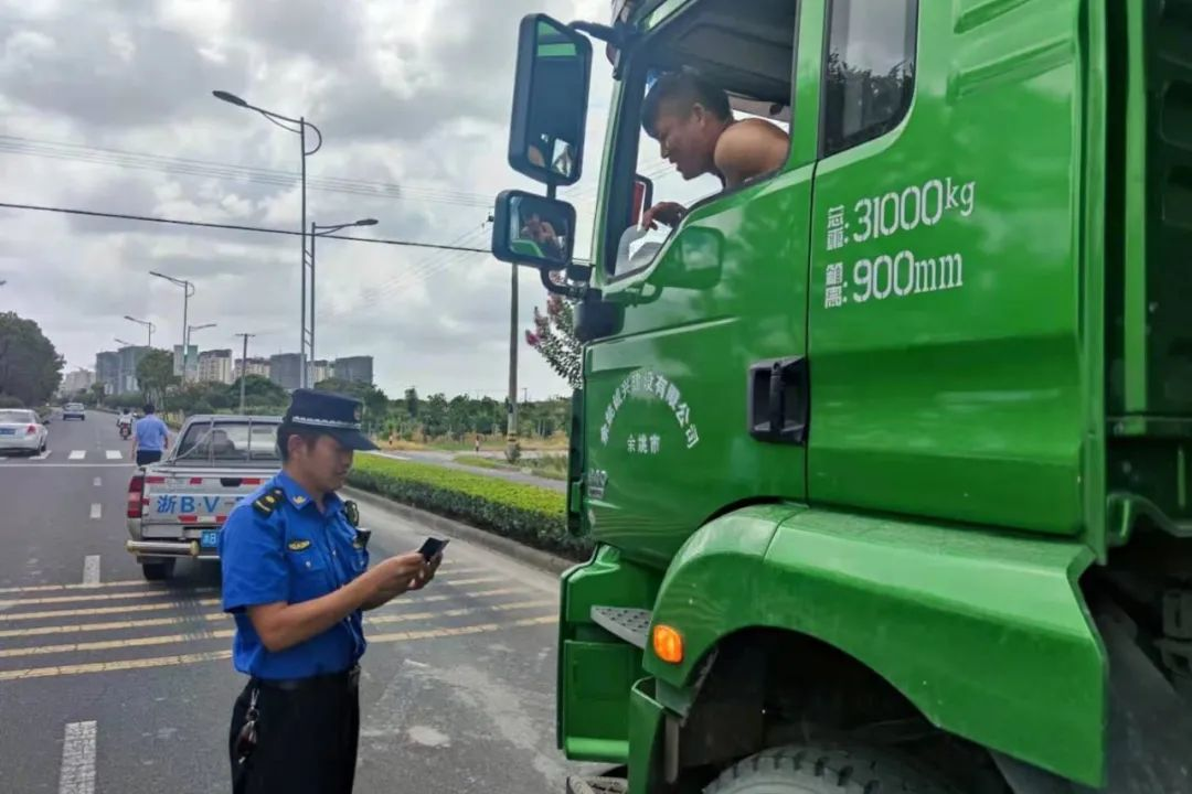 八一，“城管蓝”晒出了自己的军装照