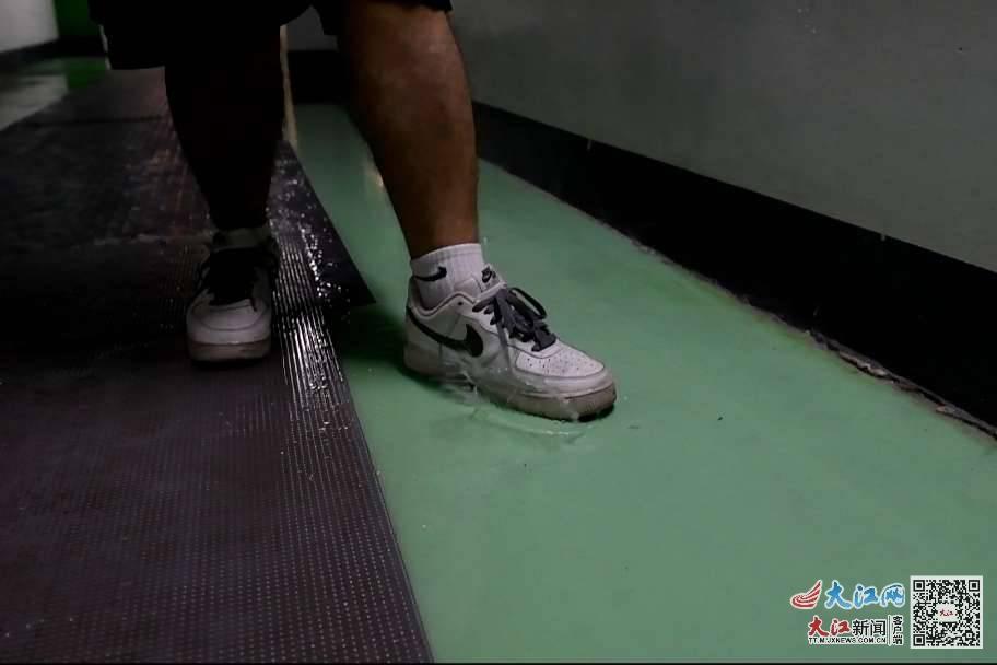 地面多处积水,走路踩水“啪嗒”作响