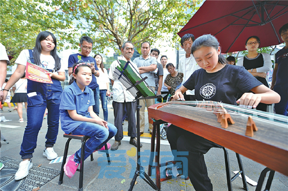 2015年9月19日至22日，市民在“慢生活街区”观看表演。