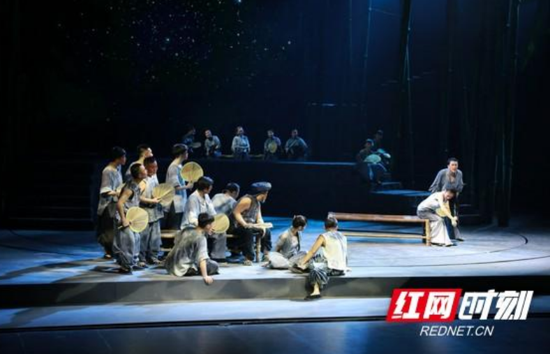 ▲ 益阳大型现代花鼓戏《山那边人家》在清溪剧院演出。