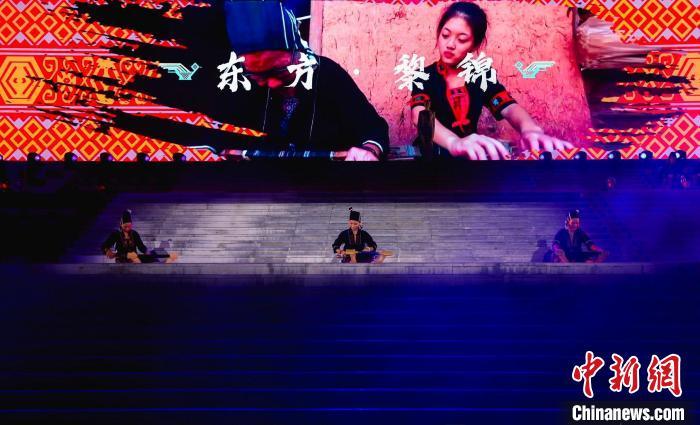 非遗东方黎锦借力“指尖产业”打造时尚文化品牌