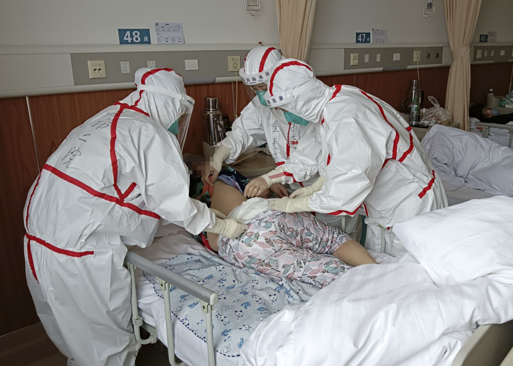 在甘肃省本轮疫情中，医护人员在兰州市新冠肺炎疫情定点救治医院兰州市第二人民医院雁滩分院工作中。（兰州市第二人民医院供图）