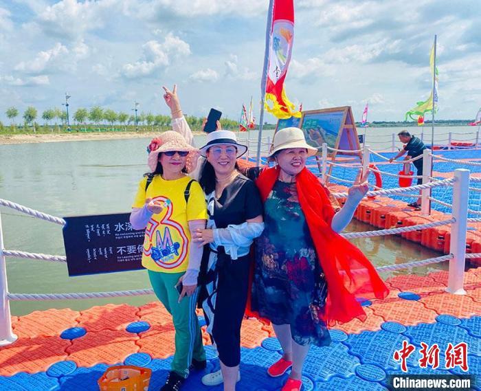 游客在查干湖景区游玩。　李丹 摄