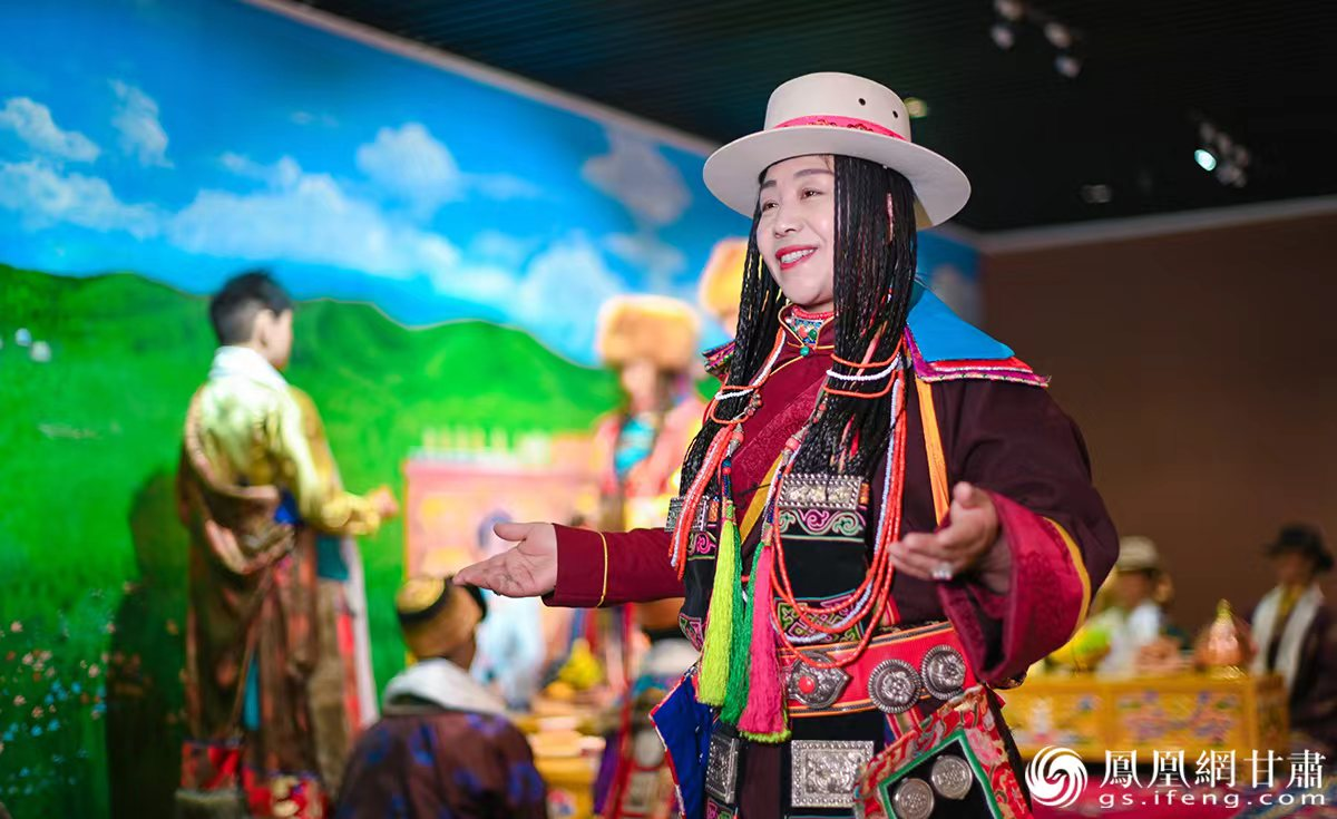 华锐藏族民歌省级传承人央章措现场表演 杨艺锴 摄
