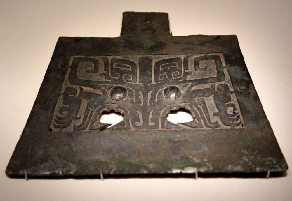 这是郑州商都遗址博物院内的兽面纹铜钺。