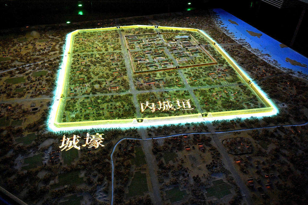 这是郑州商都遗址博物院内的郑州商代都城复原沙盘。