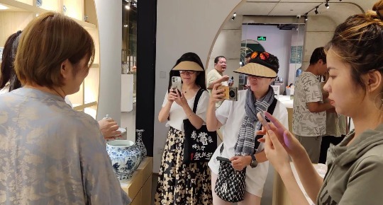 陶溪川“非遗百匠”带货直播：百名年轻主播“吆喝”新品