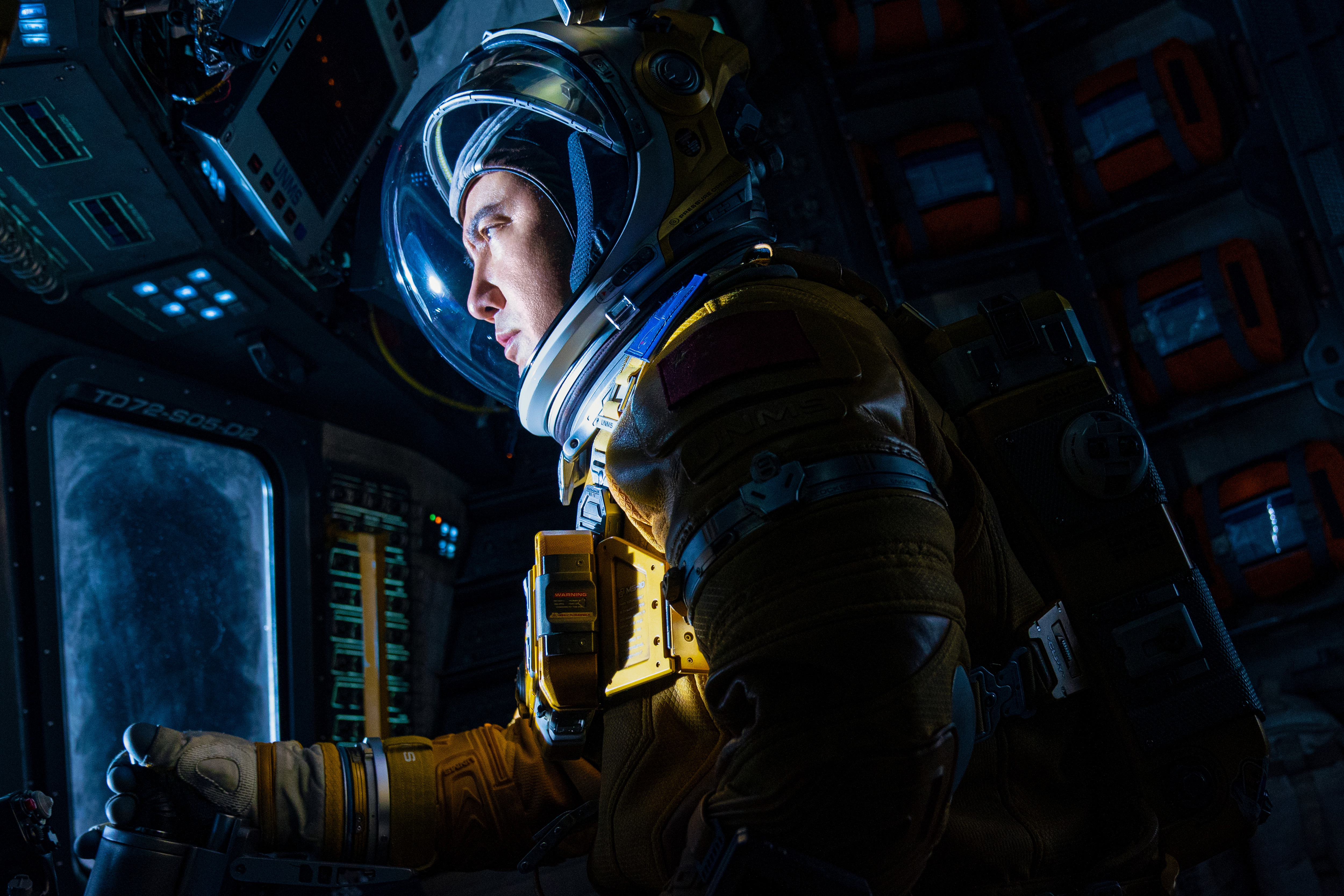 影片画面中的环境多是冷色调,而人物则多用黄色等暖色调.