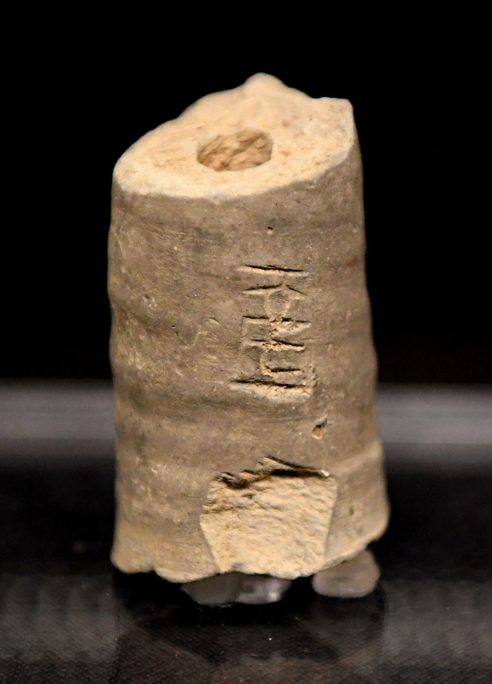 这是郑州商都遗址博物院内展出的“亳”字陶文。